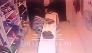 Video: denuncian a dos mujeres por robar ropa de un local Video: denuncian a dos mujeres por robar ropa de un local