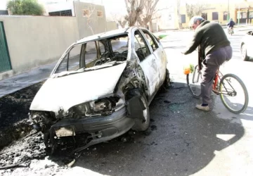 Le quemaron el auto a una familia ¿fue por venganza? Le quemaron el auto a una familia ¿fue por venganza?