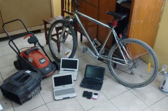 Dos detenidos por robar en casas Dos detenidos por robar en casas