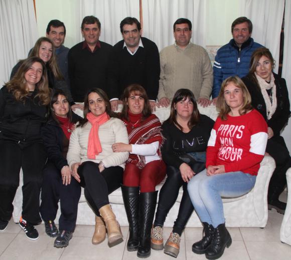 Ellos son primos y se eligen para compartir Ellos son primos y se eligen para compartir