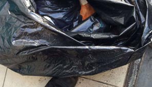 Abandonan a una beba en una bolsa, con una tapa en la boca Abandonan a una beba en una bolsa, con una tapa en la boca