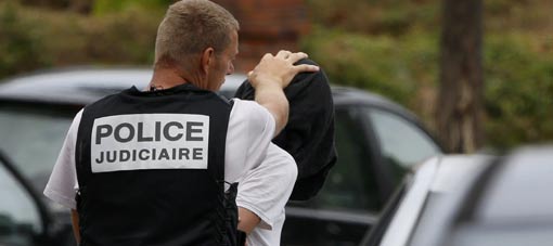 Terroristas hicieron arrodillar al cura y grabaron cuando lo degollaban Terroristas hicieron arrodillar al cura y grabaron cuando lo degollaban