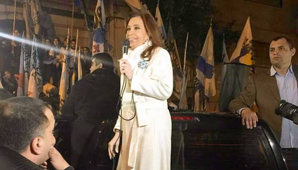 Bicentenario: CFK habló en la caja de una camioneta y cantó el Himno Bicentenario: CFK habló en la caja de una camioneta y cantó el Himno