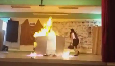 Dos alumnas se incendiaron en pleno acto escolar Dos alumnas se incendiaron en pleno acto escolar