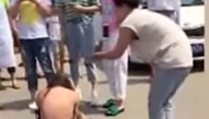 Mujeres le dieron una paliza a la amante de sus maridos Mujeres le dieron una paliza a la amante de sus maridos