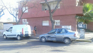 Tres personas terminaron en el hospital por un choque en un cruce con semáforo Tres personas terminaron en el hospital por un choque en un cruce con semáforo