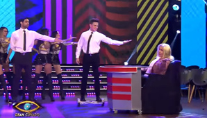 Lilita entró a “Gran Cuñado” cantando y sobre un escritorio Lilita entró a “Gran Cuñado” cantando y sobre un escritorio