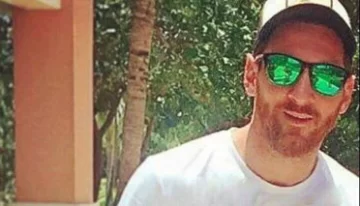 Messi y su remera para curar penas Messi y su remera para curar penas