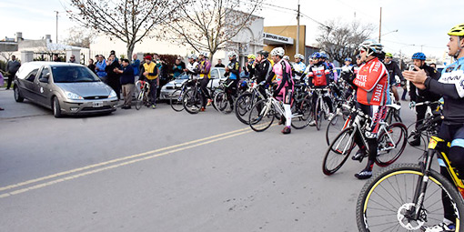 Pereyra fue despedido por una caravana de bicicletas en La Pampa Pereyra fue despedido por una caravana de bicicletas en La Pampa