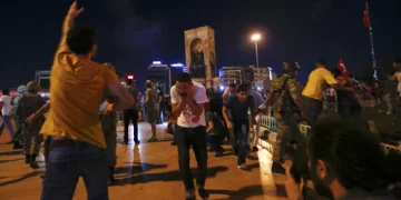 Impresionante tiroteo en las calles de Turquía luego del golpe de estado Impresionante tiroteo en las calles de Turquía luego del golpe de estado