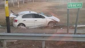 Viajaban alcoholizados, cruzaron Ruta 20 a alta velocidad y volcaron Viajaban alcoholizados, cruzaron Ruta 20 a alta velocidad y volcaron