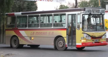 Un banda asaltó a colectivero y 8 pasajeros Un banda asaltó a colectivero y 8 pasajeros