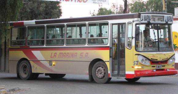 Un banda asaltó a colectivero y 8 pasajeros Un banda asaltó a colectivero y 8 pasajeros