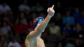 El nadador que insulta al público El nadador que insulta al público