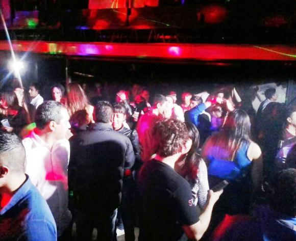 Se desnudan en un boliche a cambio de una cerveza Se desnudan en un boliche a cambio de una cerveza