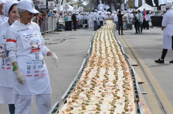 Una mega pizza solidaria Una mega pizza solidaria