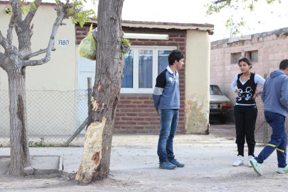 Un auto con siete personas a bordo chocó contra un árbol: una joven falleció Un auto con siete personas a bordo chocó contra un árbol: una joven falleció