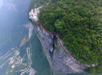 Un coloso de cristal flota en China Un coloso de cristal flota en China