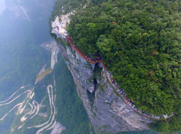 Un coloso de cristal flota en China Un coloso de cristal flota en China
