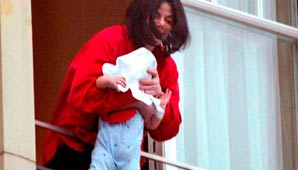 ¿Cómo está el hijo que Michael Jackson casi tira del balcón? ¿Cómo está el hijo que Michael Jackson casi tira del balcón?