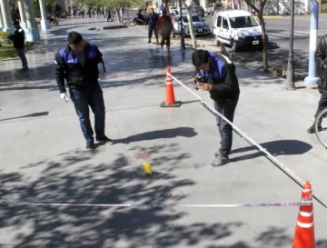 Por una pelea de chicas, un joven puede perder un ojo Por una pelea de chicas, un joven puede perder un ojo