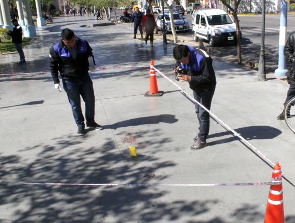 Por una pelea de chicas, un joven puede perder un ojo Por una pelea de chicas, un joven puede perder un ojo