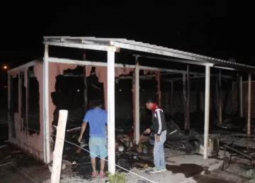 Embarazada, con 6 niños y quebrada, se le quemó todo Embarazada, con 6 niños y quebrada, se le quemó todo