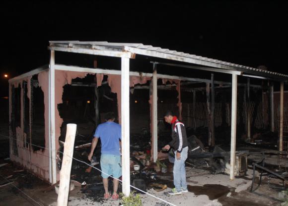 Embarazada, con 6 niños y quebrada, se le quemó todo Embarazada, con 6 niños y quebrada, se le quemó todo