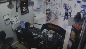 Ladrones quedaron encerrados en un comercio y la gente en la vereda se burló de ellos Ladrones quedaron encerrados en un comercio y la gente en la vereda se burló de ellos