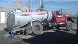 Cedió el pavimento y un camión terminó hundido Cedió el pavimento y un camión terminó hundido