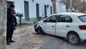 Por esquivar un auto que salió de golpe impactó contra un árbol Por esquivar un auto que salió de golpe impactó contra un árbol