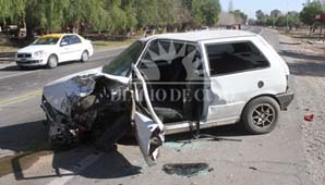 Impactante choque frontal entre auto y camión Impactante choque frontal entre auto y camión