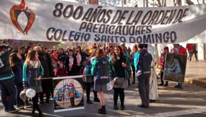 Tres cuadras de chicos cantando para festejar la orden dominicana Tres cuadras de chicos cantando para festejar la orden dominicana