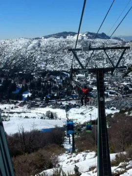 Evacuaron a más de 200 personas por una falla en una telecabina en el Cerro Catedral