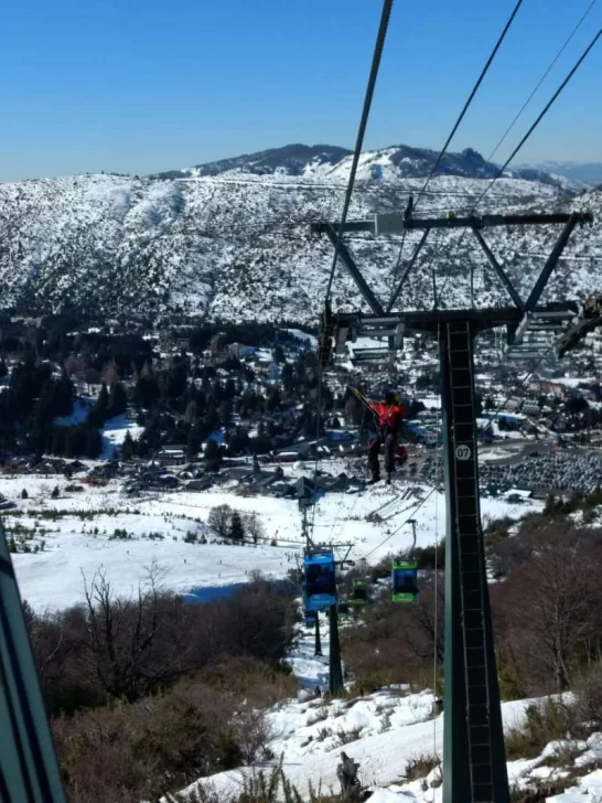 Evacuaron a más de 200 personas por una falla en una telecabina en el Cerro Catedral