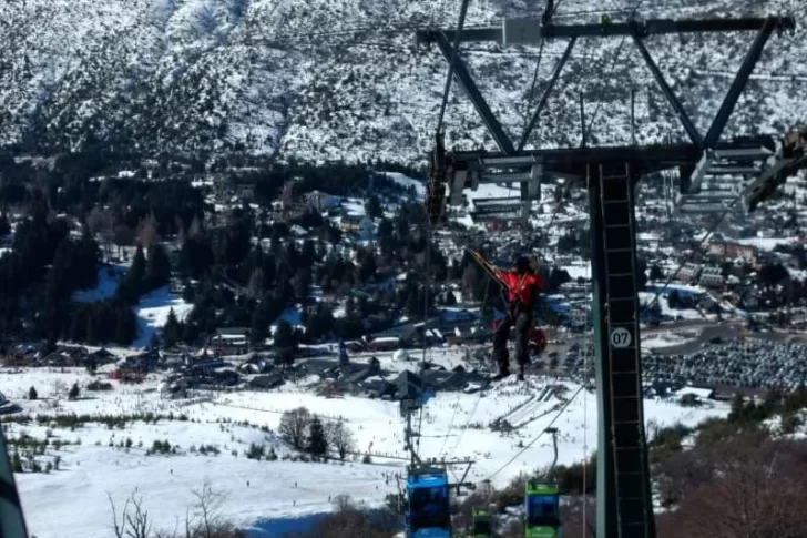 Evacuaron a más de 200 personas por una falla en una telecabina en el Cerro Catedral