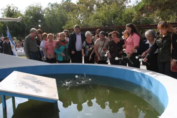 Homenaje con flores blancas de las familias a los héroes Homenaje con flores blancas de las familias a los héroes