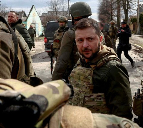 Zelensky visita Bucha y reitera denuncia sobre una masacre Zelensky visita Bucha y reitera denuncia sobre una masacre