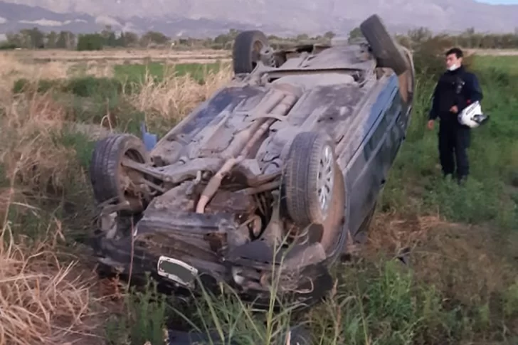 Un joven perdió el control del auto y volcó