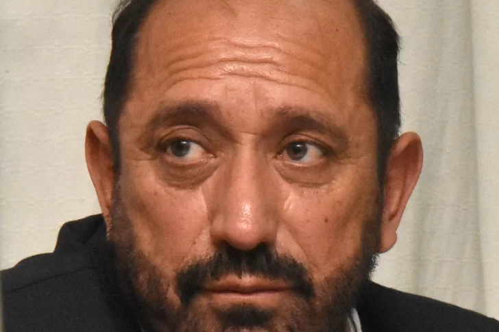 Nuevo testimonio salpica a Julián Gil, lo acusan de abuso