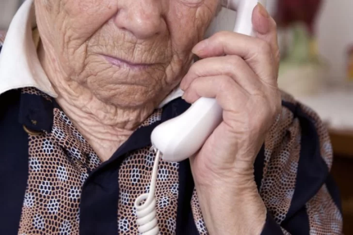 Engañan a una anciana, le sacan casi medio millón