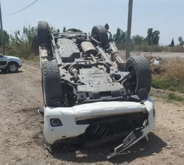 Volcó en camioneta y se salvó