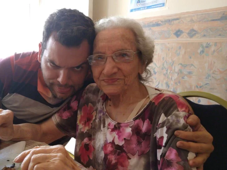 Tiene 100 años, la llevaron a vivir a un hotel y ahí fue adoptada como parte de la familia Tiene 100 años, la llevaron a vivir a un hotel y ahí fue adoptada como parte de la familia