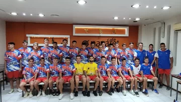 Los hinchas alentaron al plantel de Peñarol en la salida rumbo al estadio Los hinchas alentaron al plantel de Peñarol en la salida rumbo al estadio