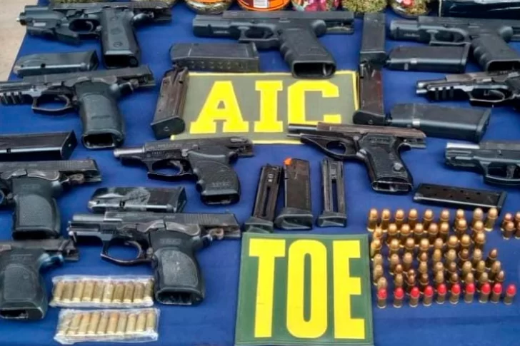 Once pistolas que debían estar bajo custodia policial fueron secuestradas en un “aguantadero”