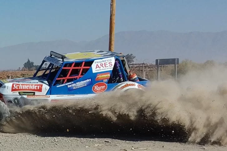 Cien autos tronaron en 9 de Julio