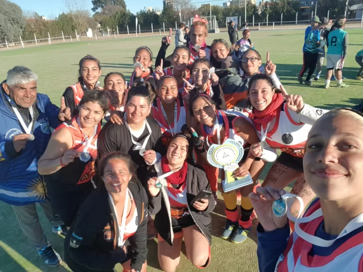 Vendieron empanadas y facturas para poder viajar a un Nacional y salieron campeonas Vendieron empanadas y facturas para poder viajar a un Nacional y salieron campeonas