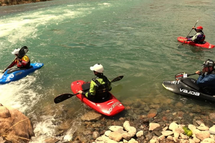 Palistas de más de 15 países se preparan en Ullum para el Mundial de Kayak