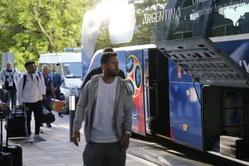 La alegría de un grupo de cordobeses cuando Messi les firmó un autógrafo La alegría de un grupo de cordobeses cuando Messi les firmó un autógrafo