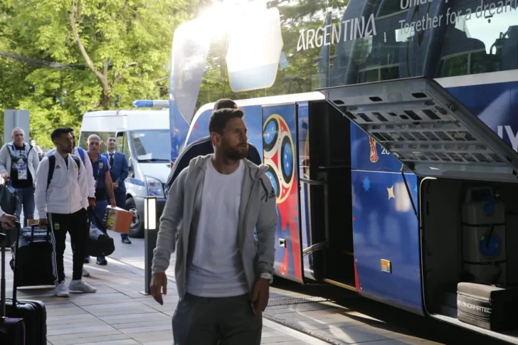 La alegría de un grupo de cordobeses cuando Messi les firmó un autógrafo La alegría de un grupo de cordobeses cuando Messi les firmó un autógrafo